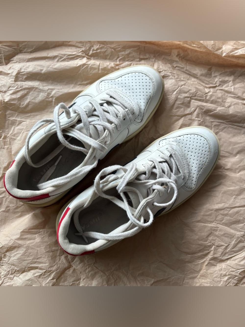 Veja V-10 sneakers, size 9 - Picture 9 of 9